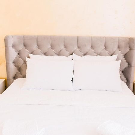 Central White Apartment Satu Mare Bagian luar foto